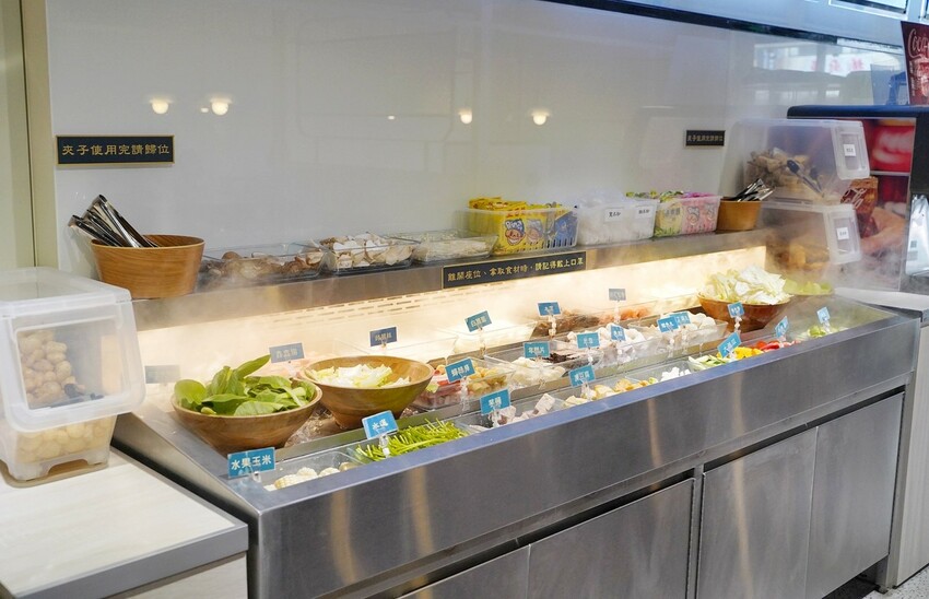 新竹最潮的火鍋來了!「陳阿姨火鍋灶咖」有超豐富的自助吧吃到飽,湯頭、肉品、海鮮品質都有一定水準,不愧是「Uncle shawn」旗下新品牌! - 阿華田的美食日記