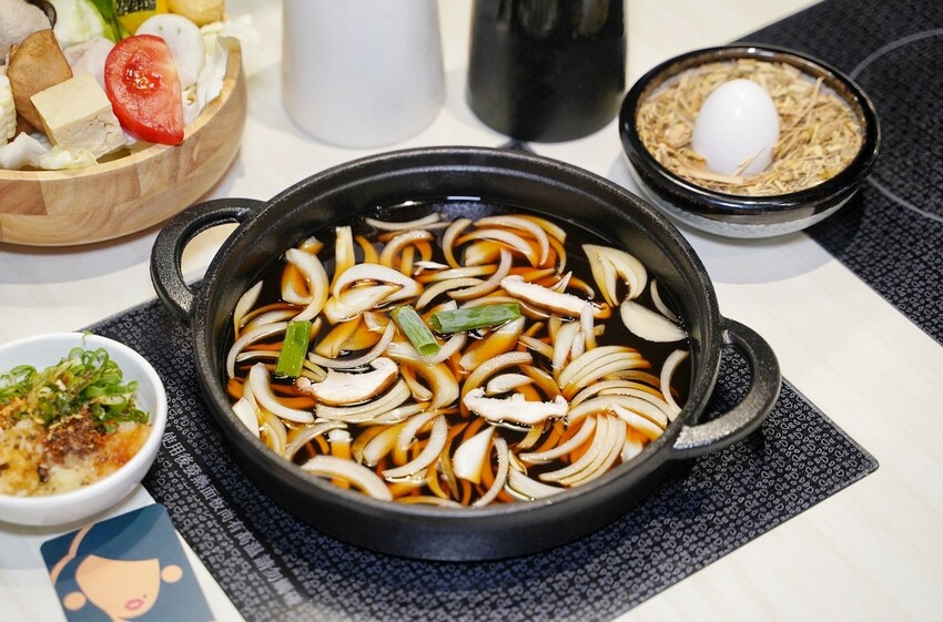 新竹最潮的火鍋來了!「陳阿姨火鍋灶咖」有超豐富的自助吧吃到飽,湯頭、肉品、海鮮品質都有一定水準,不愧是「Uncle shawn」旗下新品牌! - 阿華田的美食日記