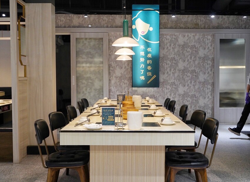 新竹最潮的火鍋來了!「陳阿姨火鍋灶咖」有超豐富的自助吧吃到飽,湯頭、肉品、海鮮品質都有一定水準,不愧是「Uncle shawn」旗下新品牌! - 阿華田的美食日記