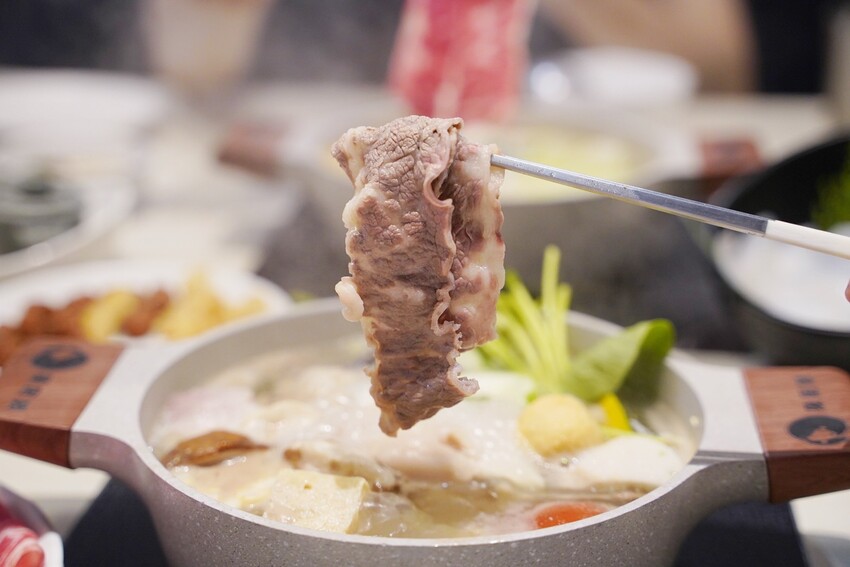 新竹最潮的火鍋來了!「陳阿姨火鍋灶咖」有超豐富的自助吧吃到飽,湯頭、肉品、海鮮品質都有一定水準,不愧是「Uncle shawn」旗下新品牌! - 阿華田的美食日記