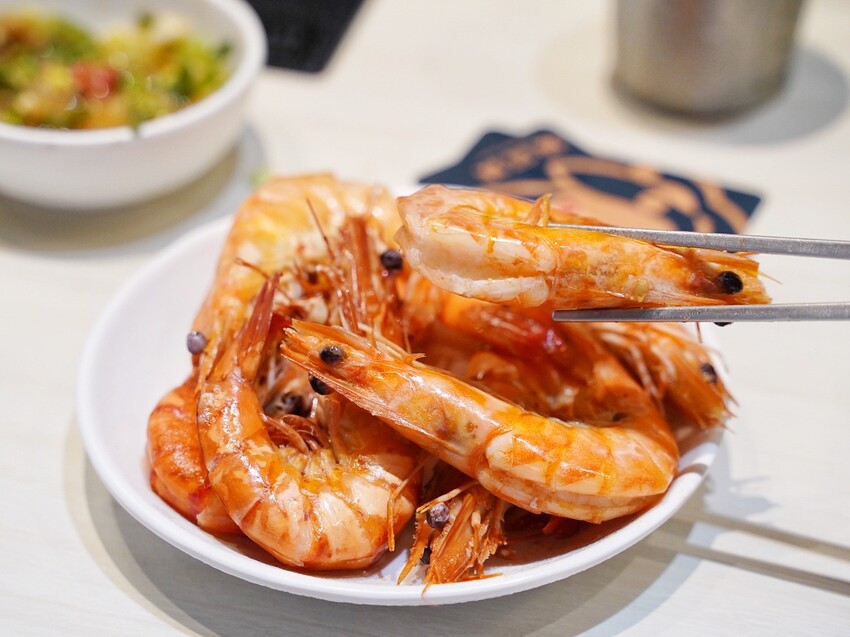 新竹最潮的火鍋來了!「陳阿姨火鍋灶咖」有超豐富的自助吧吃到飽,湯頭、肉品、海鮮品質都有一定水準,不愧是「Uncle shawn」旗下新品牌! - 阿華田的美食日記