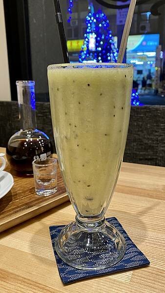 台北市大同區【美食】波赫士領地精品咖啡館｜昌吉街咖啡廳｜烤豬腳挪威鮭魚早餐盤