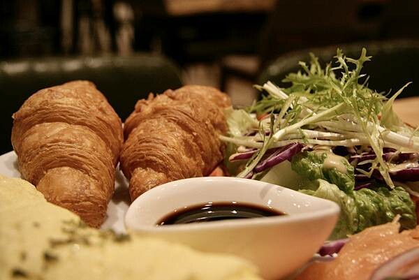 台北市大同區【美食】波赫士領地精品咖啡館｜昌吉街咖啡廳｜烤豬腳挪威鮭魚早餐盤