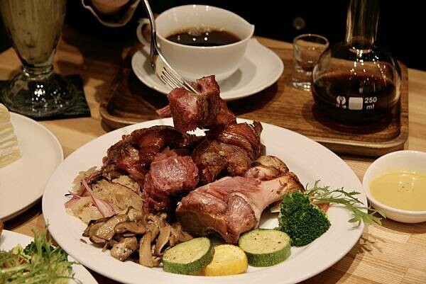 台北市大同區【美食】波赫士領地精品咖啡館｜昌吉街咖啡廳｜烤豬腳挪威鮭魚早餐盤