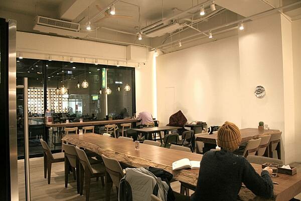 台北市大同區【美食】波赫士領地精品咖啡館｜昌吉街咖啡廳｜烤豬腳挪威鮭魚早餐盤