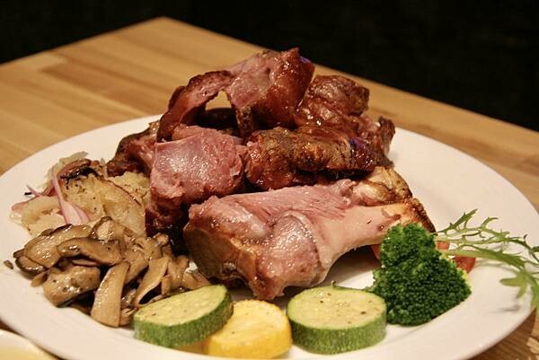 台北市大同區【美食】波赫士領地精品咖啡館｜昌吉街咖啡廳｜烤豬腳挪威鮭魚早餐盤