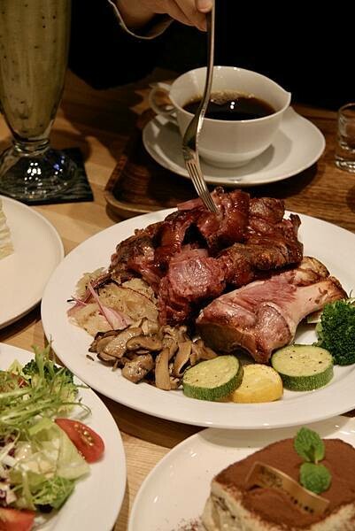 台北市大同區【美食】波赫士領地精品咖啡館｜昌吉街咖啡廳｜烤豬腳挪威鮭魚早餐盤