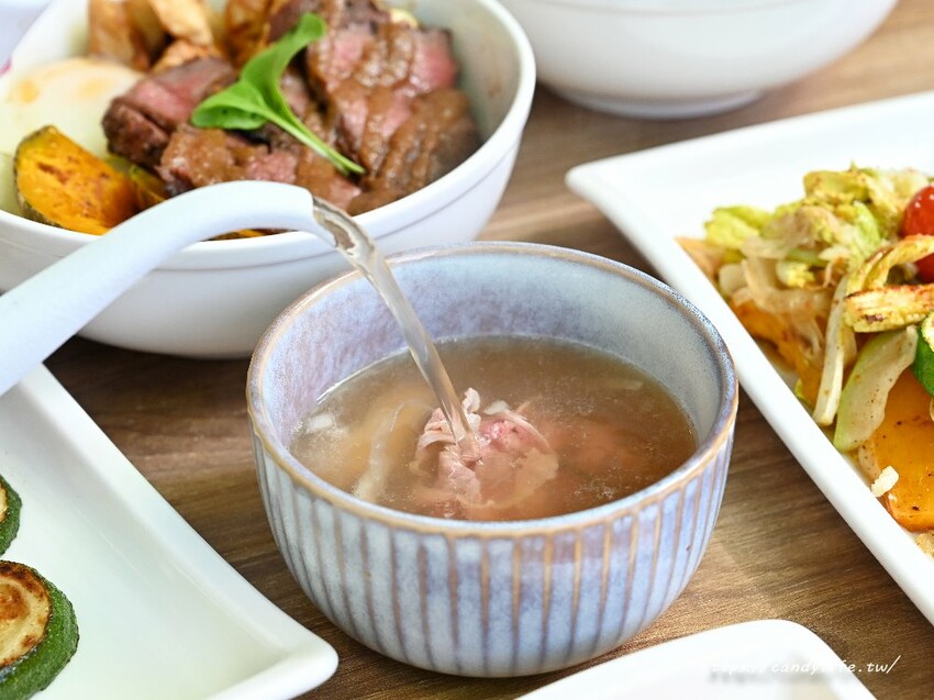 法丼Fadone|台中第一間以法式元素為主軸的丼飯專賣店,採原肉塊熟成,低溫料理,用餐時間人超多!