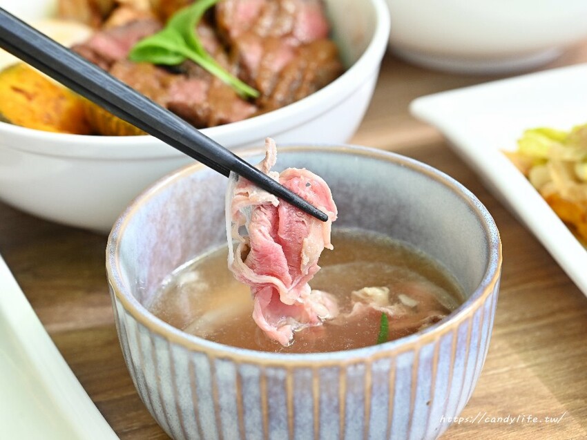 法丼Fadone|台中第一間以法式元素為主軸的丼飯專賣店,採原肉塊熟成,低溫料理,用餐時間人超多!