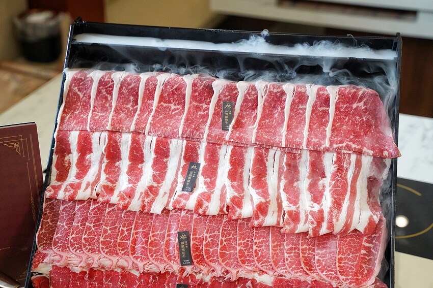 新開幕.嗑肉石鍋全新二代店插旗竹北啦!每鍋最便宜328元起,就能享有超過100種食材自助吧吃到飽!包括滷肉飯、咖哩飯、飲料、冰淇淋等等~ - 阿華田的美食日記