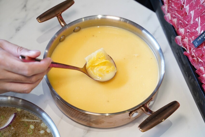 新開幕.嗑肉石鍋全新二代店插旗竹北啦!每鍋最便宜328元起,就能享有超過100種食材自助吧吃到飽!包括滷肉飯、咖哩飯、飲料、冰淇淋等等~ - 阿華田的美食日記