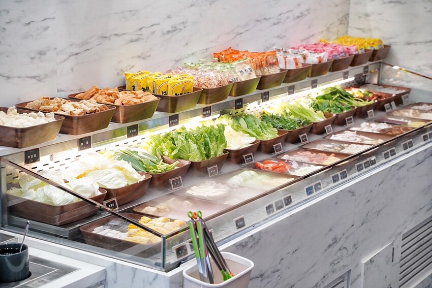 新開幕.嗑肉石鍋全新二代店插旗竹北啦!每鍋最便宜328元起,就能享有超過100種食材自助吧吃到飽!包括滷肉飯、咖哩飯、飲料、冰淇淋等等~ - 阿華田的美食日記