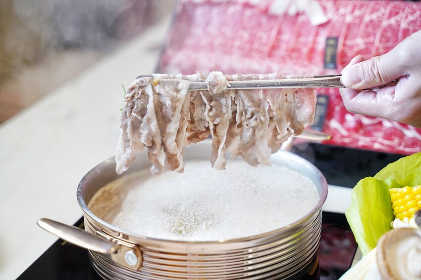 新開幕.嗑肉石鍋全新二代店插旗竹北啦!每鍋最便宜328元起,就能享有超過100種食材自助吧吃到飽!包括滷肉飯、咖哩飯、飲料、冰淇淋等等~ - 阿華田的美食日記