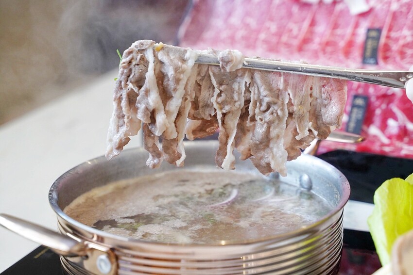 新開幕.嗑肉石鍋全新二代店插旗竹北啦!每鍋最便宜328元起,就能享有超過100種食材自助吧吃到飽!包括滷肉飯、咖哩飯、飲料、冰淇淋等等~ - 阿華田的美食日記