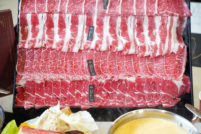 新開幕.嗑肉石鍋全新二代店插旗竹北啦!每鍋最便宜328元起,就能享有超過100種食材自助吧吃到飽!包括滷肉飯、咖哩飯、飲料、冰淇淋等等~ - 阿華田的美食日記