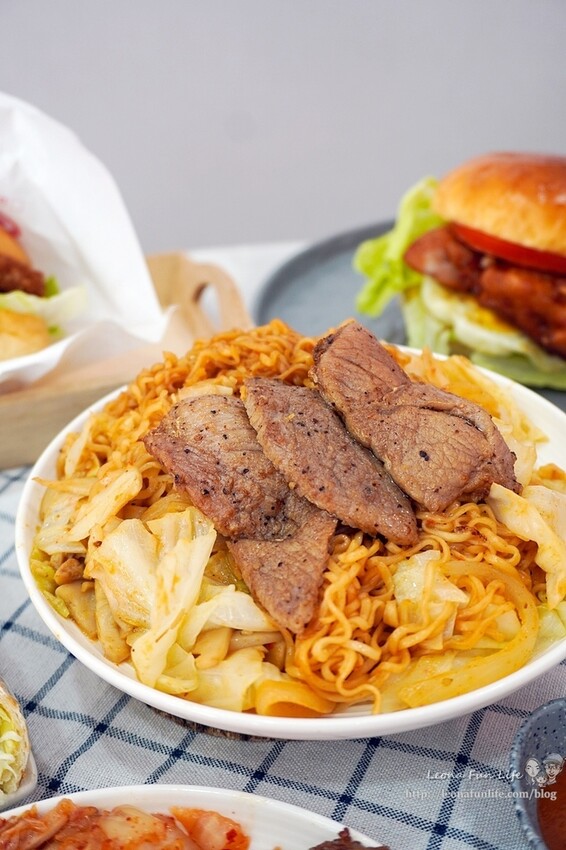 台中太平早午餐推薦 | GOGOBUS元氣巴士樹孝店-招牌氣墊漢堡、美味中西式早餐,新品草莓奶酥香濃登場