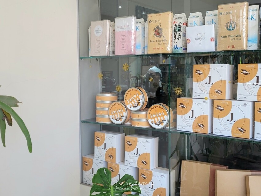 【J.L.手作烘焙】大里麵包店推薦!紅土鹹鴨蛋與甜點的火花 金沙布朗尼、金沙奶酥厚片滋味如何?