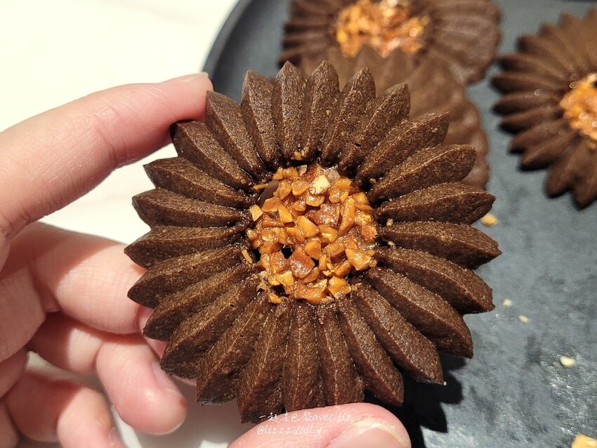 【J.L.手作烘焙】大里麵包店推薦!紅土鹹鴨蛋與甜點的火花 金沙布朗尼、金沙奶酥厚片滋味如何?