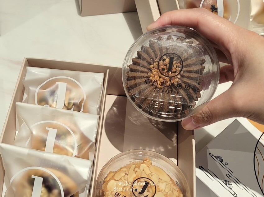 【J.L.手作烘焙】大里麵包店推薦!紅土鹹鴨蛋與甜點的火花 金沙布朗尼、金沙奶酥厚片滋味如何?