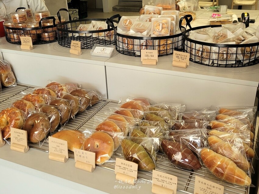 【J.L.手作烘焙】大里麵包店推薦!紅土鹹鴨蛋與甜點的火花 金沙布朗尼、金沙奶酥厚片滋味如何?