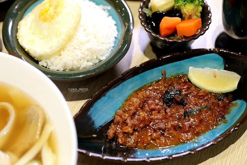 海鮮控出列！北海道醬漬鮭魚卵滷肉飯 讓你口中爆出大海鮮味｜食雞成熟異國饗宴(嘉義車站美食)