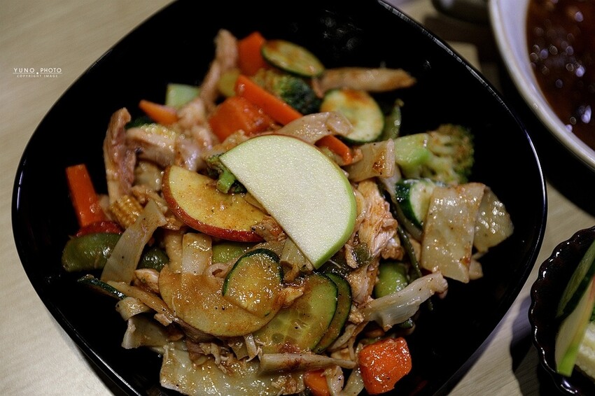 海鮮控出列！北海道醬漬鮭魚卵滷肉飯 讓你口中爆出大海鮮味｜食雞成熟異國饗宴(嘉義車站美食)