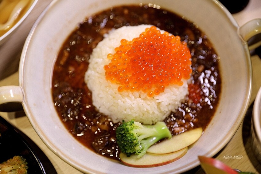 海鮮控出列！北海道醬漬鮭魚卵滷肉飯 讓你口中爆出大海鮮味｜食雞成熟異國饗宴(嘉義車站美食)
