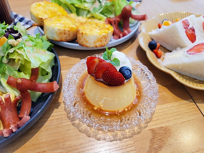 台中咖啡館｜隱藏旱溪河畔的溫馨景觀早午餐，價格平實還有季節限定草莓三明治！！