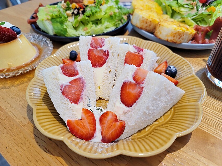 台中咖啡館｜隱藏旱溪河畔的溫馨景觀早午餐，價格平實還有季節限定草莓三明治！！