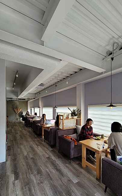 台中咖啡館｜隱藏旱溪河畔的溫馨景觀早午餐，價格平實還有季節限定草莓三明治！！