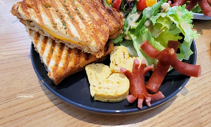 台中咖啡館｜隱藏旱溪河畔的溫馨景觀早午餐，價格平實還有季節限定草莓三明治！！