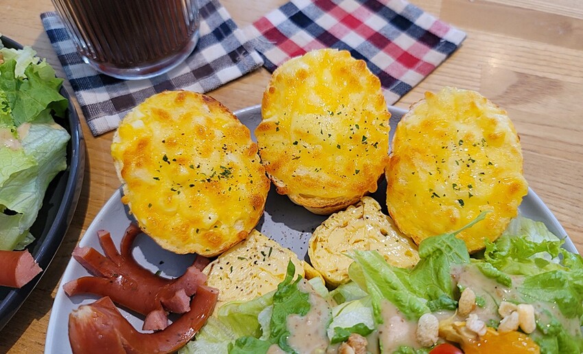 台中咖啡館｜隱藏旱溪河畔的溫馨景觀早午餐，價格平實還有季節限定草莓三明治！！