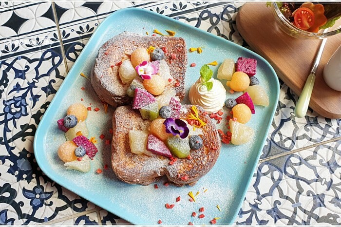 台中咖啡館｜隱藏旱溪河畔的溫馨景觀早午餐，價格平實還有季節限定草莓三明治！！