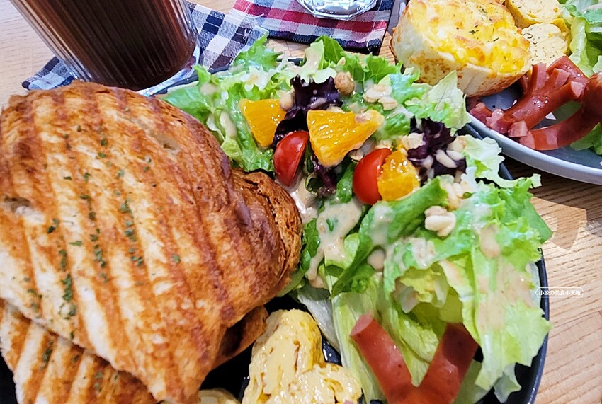 台中咖啡館｜隱藏旱溪河畔的溫馨景觀早午餐，價格平實還有季節限定草莓三明治！！