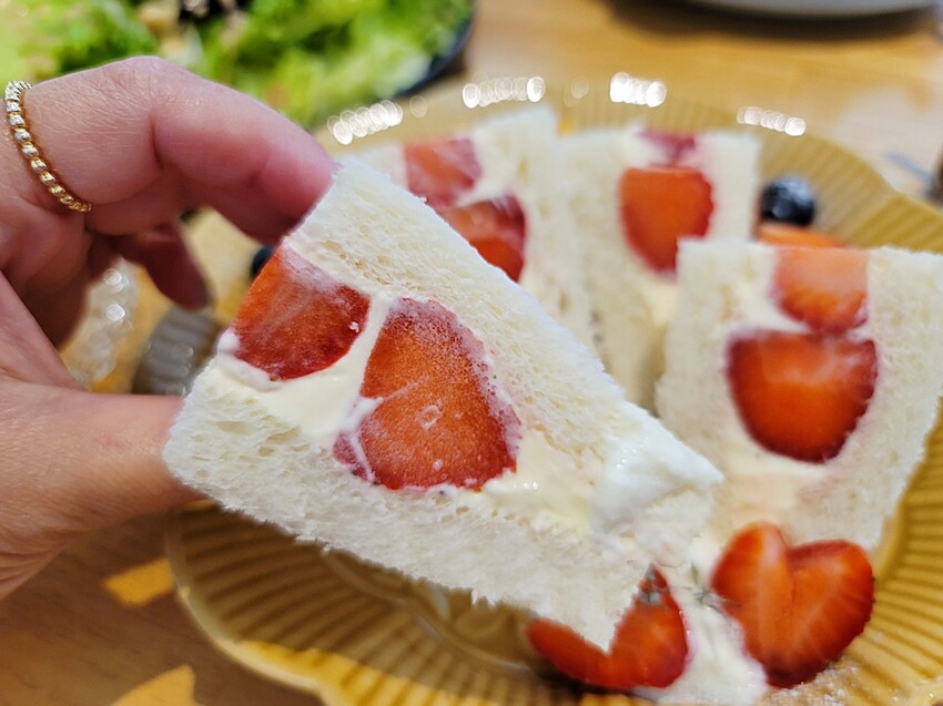 台中咖啡館｜隱藏旱溪河畔的溫馨景觀早午餐，價格平實還有季節限定草莓三明治！！