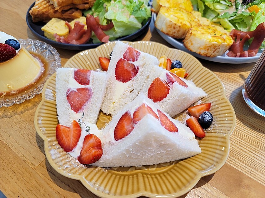 台中咖啡館｜隱藏旱溪河畔的溫馨景觀早午餐，價格平實還有季節限定草莓三明治！！