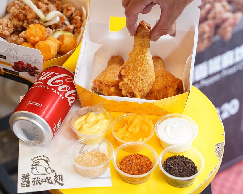 全台首創三層醬料炸雞！就是這間「囂張吃翅」，讓你吃完都囂張起來了呢！炸雞腿丁、炸軟骨丁也是店內必點招牌！絕對是下午茶、宵夜的新選擇！ - 阿華田的美食日記