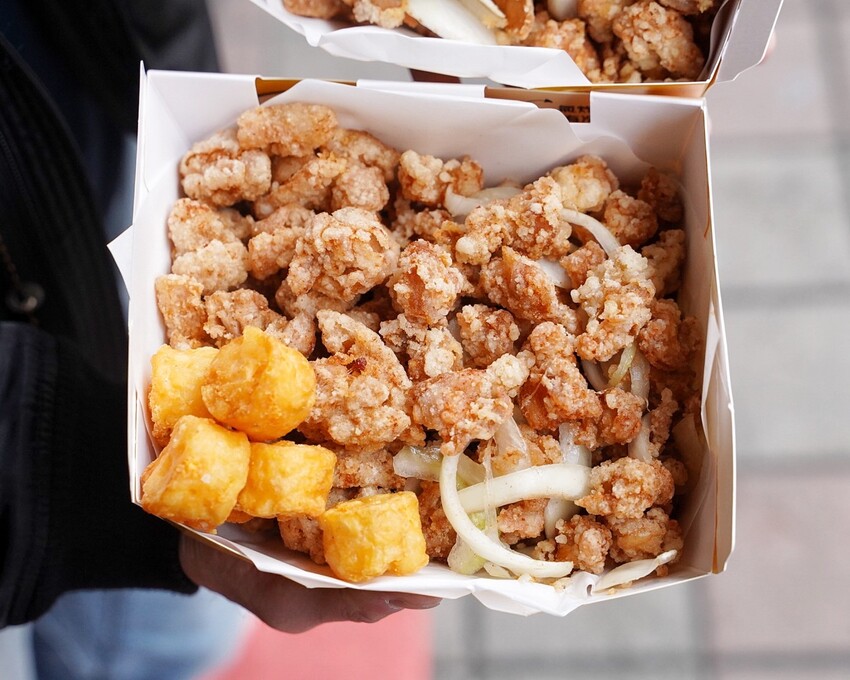 全台首創三層醬料炸雞！就是這間「囂張吃翅」，讓你吃完都囂張起來了呢！炸雞腿丁、炸軟骨丁也是店內必點招牌！絕對是下午茶、宵夜的新選擇！ - 阿華田的美食日記