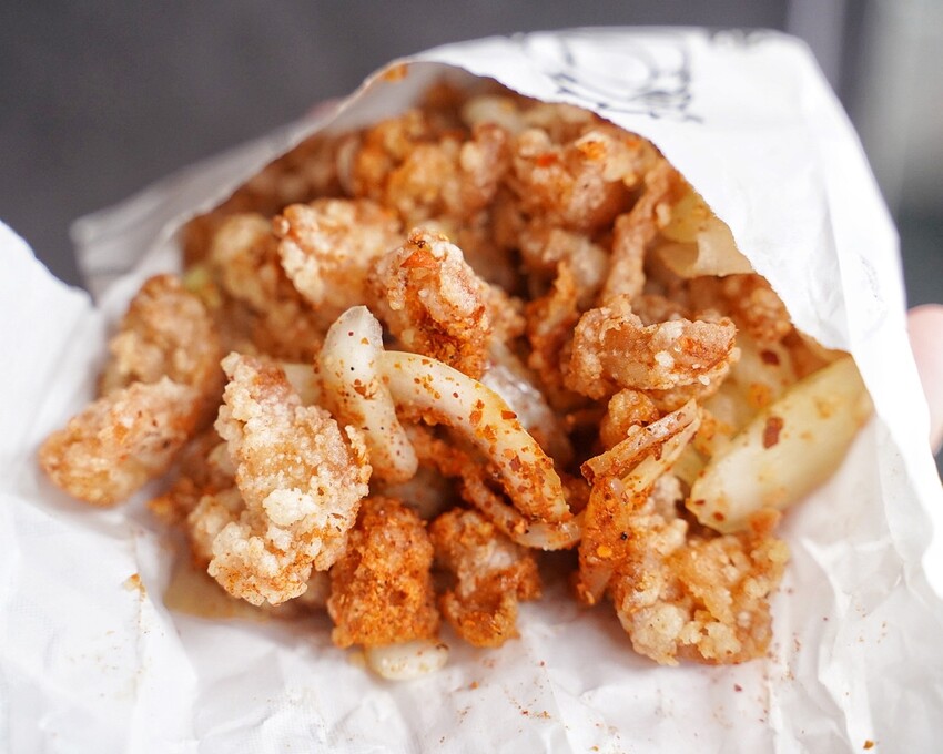 全台首創三層醬料炸雞！就是這間「囂張吃翅」，讓你吃完都囂張起來了呢！炸雞腿丁、炸軟骨丁也是店內必點招牌！絕對是下午茶、宵夜的新選擇！ - 阿華田的美食日記