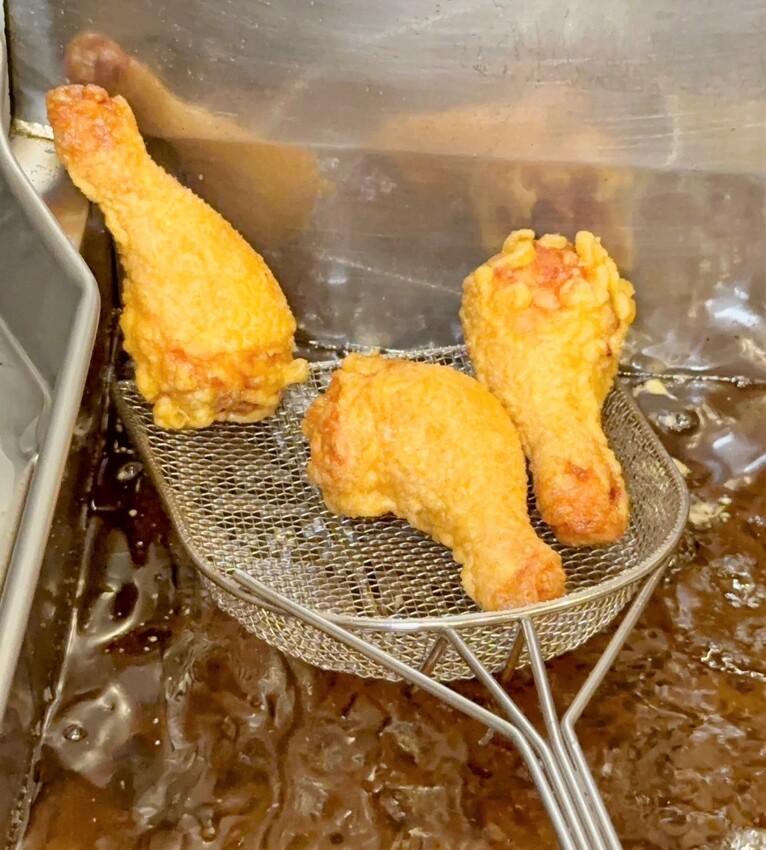 全台首創三層醬料炸雞！就是這間「囂張吃翅」，讓你吃完都囂張起來了呢！炸雞腿丁、炸軟骨丁也是店內必點招牌！絕對是下午茶、宵夜的新選擇！ - 阿華田的美食日記