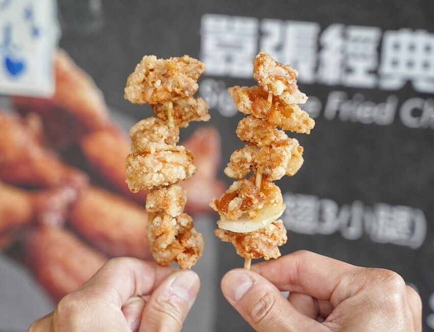 全台首創三層醬料炸雞！就是這間「囂張吃翅」，讓你吃完都囂張起來了呢！炸雞腿丁、炸軟骨丁也是店內必點招牌！絕對是下午茶、宵夜的新選擇！ - 阿華田的美食日記