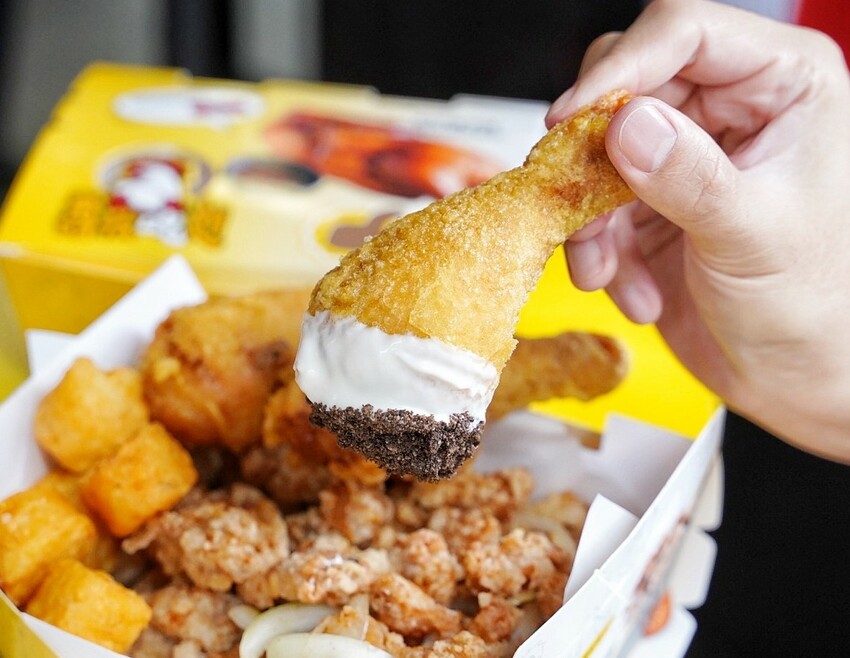全台首創三層醬料炸雞！就是這間「囂張吃翅」，讓你吃完都囂張起來了呢！炸雞腿丁、炸軟骨丁也是店內必點招牌！絕對是下午茶、宵夜的新選擇！ - 阿華田的美食日記