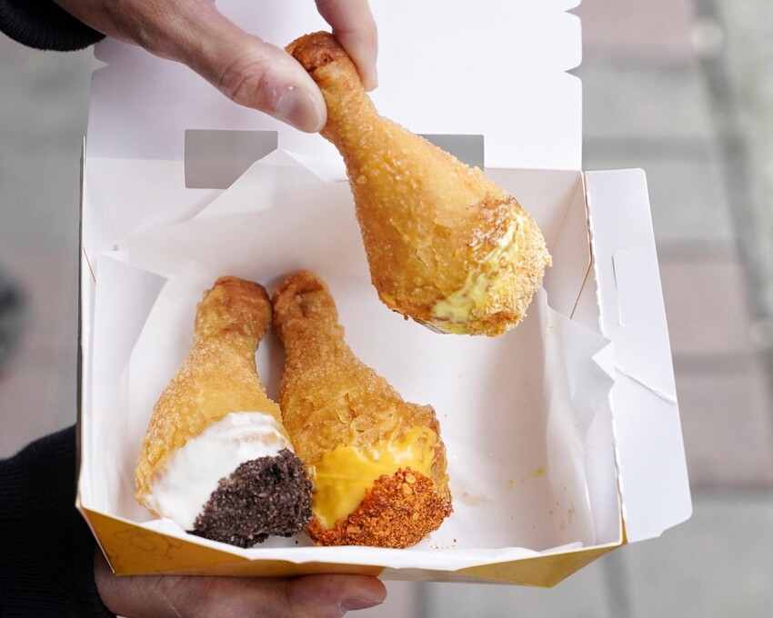 全台首創三層醬料炸雞！就是這間「囂張吃翅」，讓你吃完都囂張起來了呢！炸雞腿丁、炸軟骨丁也是店內必點招牌！絕對是下午茶、宵夜的新選擇！ - 阿華田的美食日記