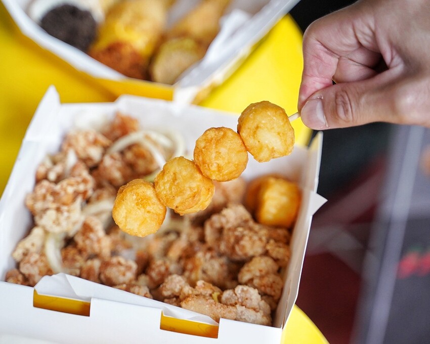 全台首創三層醬料炸雞！就是這間「囂張吃翅」，讓你吃完都囂張起來了呢！炸雞腿丁、炸軟骨丁也是店內必點招牌！絕對是下午茶、宵夜的新選擇！ - 阿華田的美食日記