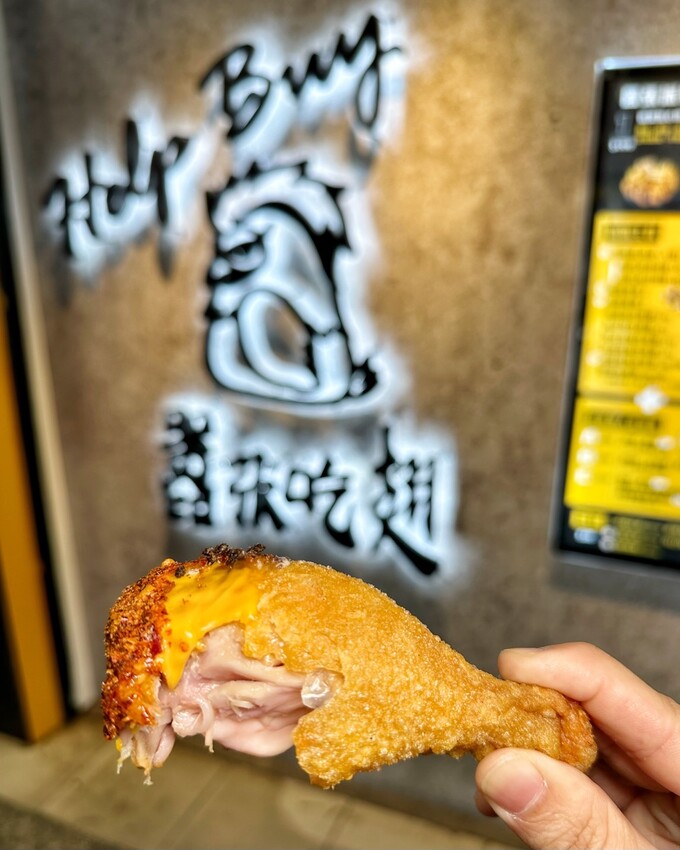 全台首創三層醬料炸雞！就是這間「囂張吃翅」，讓你吃完都囂張起來了呢！炸雞腿丁、炸軟骨丁也是店內必點招牌！絕對是下午茶、宵夜的新選擇！ - 阿華田的美食日記