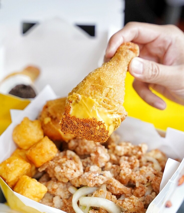 全台首創三層醬料炸雞！就是這間「囂張吃翅」，讓你吃完都囂張起來了呢！炸雞腿丁、炸軟骨丁也是店內必點招牌！絕對是下午茶、宵夜的新選擇！ - 阿華田的美食日記