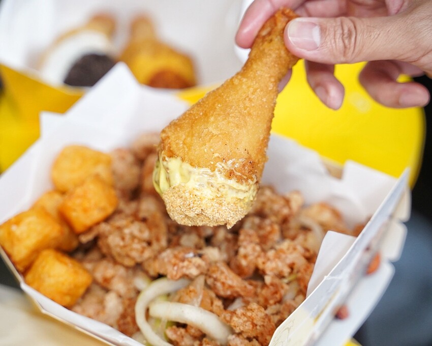 全台首創三層醬料炸雞！就是這間「囂張吃翅」，讓你吃完都囂張起來了呢！炸雞腿丁、炸軟骨丁也是店內必點招牌！絕對是下午茶、宵夜的新選擇！ - 阿華田的美食日記