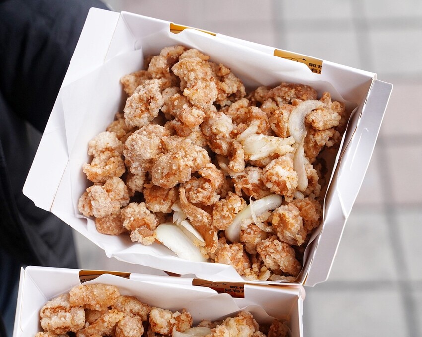 全台首創三層醬料炸雞！就是這間「囂張吃翅」，讓你吃完都囂張起來了呢！炸雞腿丁、炸軟骨丁也是店內必點招牌！絕對是下午茶、宵夜的新選擇！ - 阿華田的美食日記