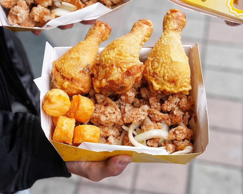 全台首創三層醬料炸雞！就是這間「囂張吃翅」，讓你吃完都囂張起來了呢！炸雞腿丁、炸軟骨丁也是店內必點招牌！絕對是下午茶、宵夜的新選擇！ - 阿華田的美食日記