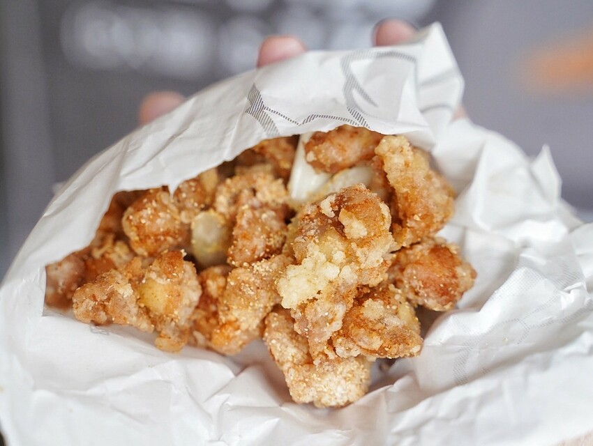 全台首創三層醬料炸雞！就是這間「囂張吃翅」，讓你吃完都囂張起來了呢！炸雞腿丁、炸軟骨丁也是店內必點招牌！絕對是下午茶、宵夜的新選擇！ - 阿華田的美食日記
